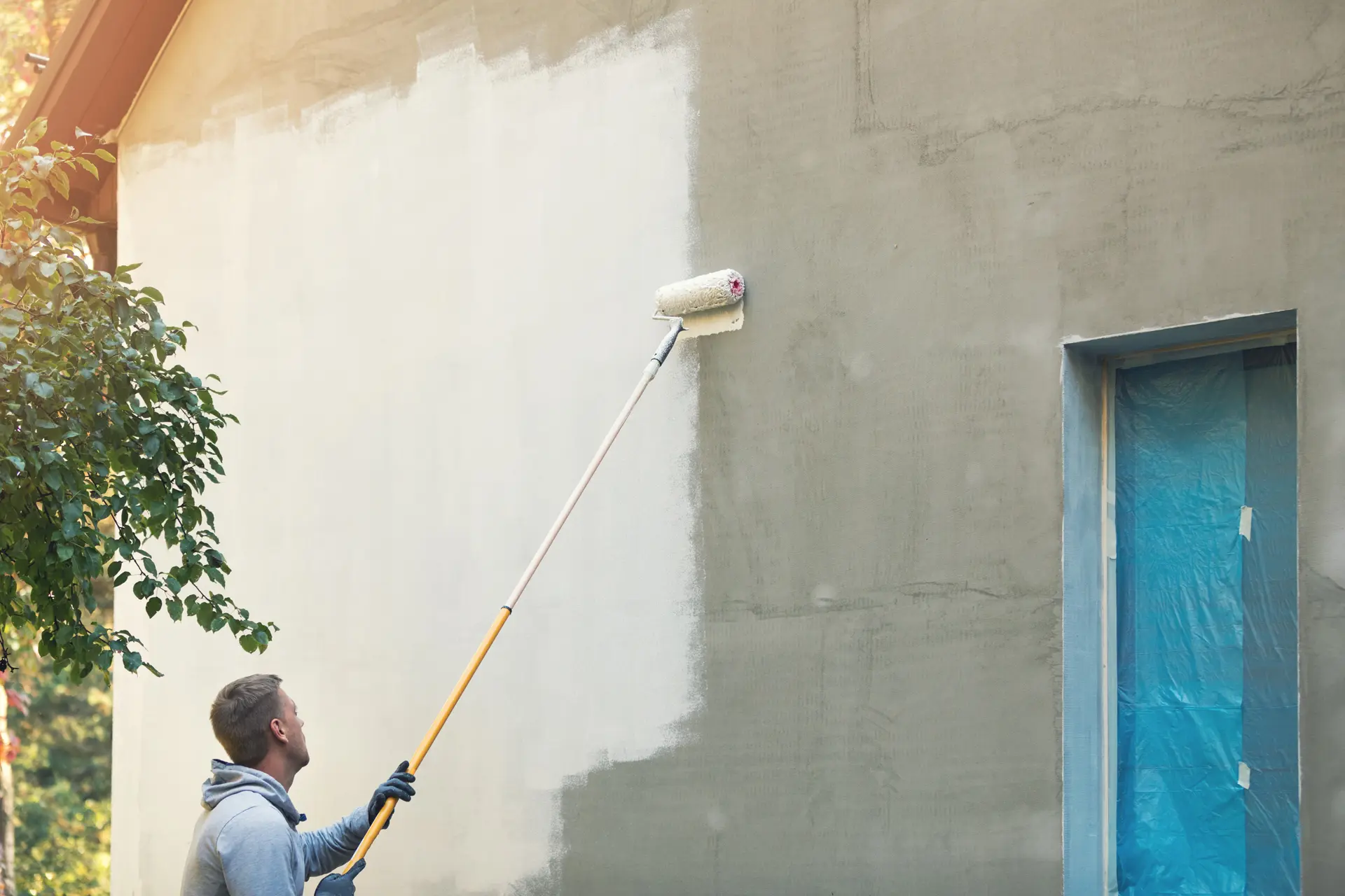 Pintor trabajando en una fachada en San Baudillo